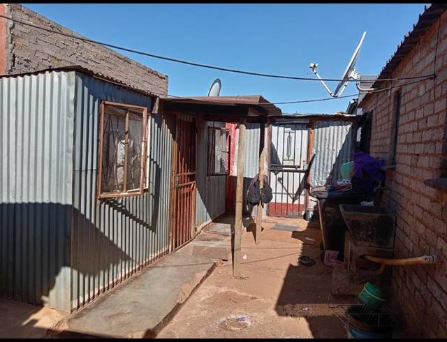 2 BEDROOM HOUSE FOR SALE IN TEMBISA EXT 11